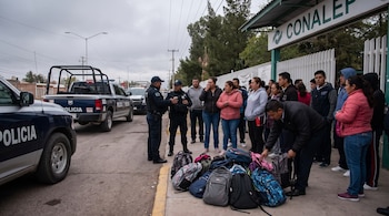 Un reporte sobre un supuesto alumno armado movilizó a policías en el Conalep 137 de Fresnillo. Crédito: Imagen creada con IA
