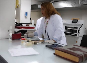 Equipo del Archivo Nacional también elaboró una copia digital de alta resolución para reducir la manipulación directa del volumen original. (Cortesía)