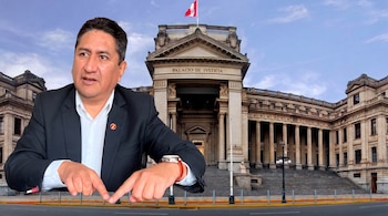 Un hombre en traje oscuro y camisa blanca apunta con sus dedos frente al Palacio de Justicia en Lima, un edificio clásico con columnas y la bandera de Perú