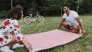 Muchos elijen salir en pareja para seguir celebrando el inicio del 2023 (Freepik)