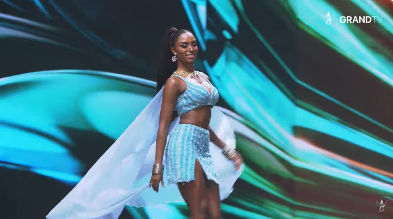 Zuliet Seminario desfila con un traje azul de dos piezas durante la presentación del certamen Miss Grand International. (Miss Grand International 2026)