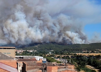 Iincendio forestal en el término municipal de la Pobla de Claramunt en la comarca de La Anoia (Barcelona). (EFE/ Ester Dalmases)