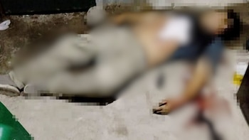 El cuerpo de la víctima quedó tendido en el lugar tras el ataque con arma blanca ocurrido en la colonia Tikal Sur, Apopa (Cortesía: Comandos de Salvamento).