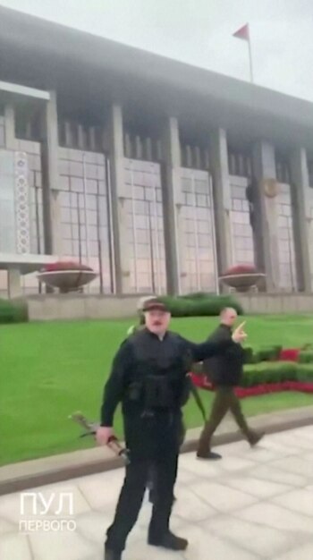 Alexander Lukashenko bajó del helicóptero