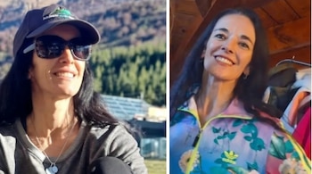 Dos retratos de mujer sonriente, divididos por una línea blanca. Izquierda: al aire libre con gorra y gafas de sol. Derecha: en interior con chaqueta de flores.