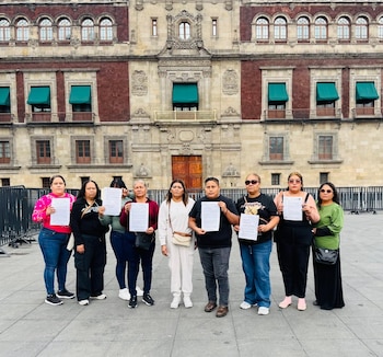 Familiares de personas desaparecidas en Nuevo Laredo acudieron a Palacio Nacional para entregar una carta dirigida a Claudia Sheinbaum. (Cortesía)