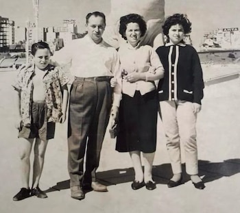 La tía Mirta Guinzburg junto