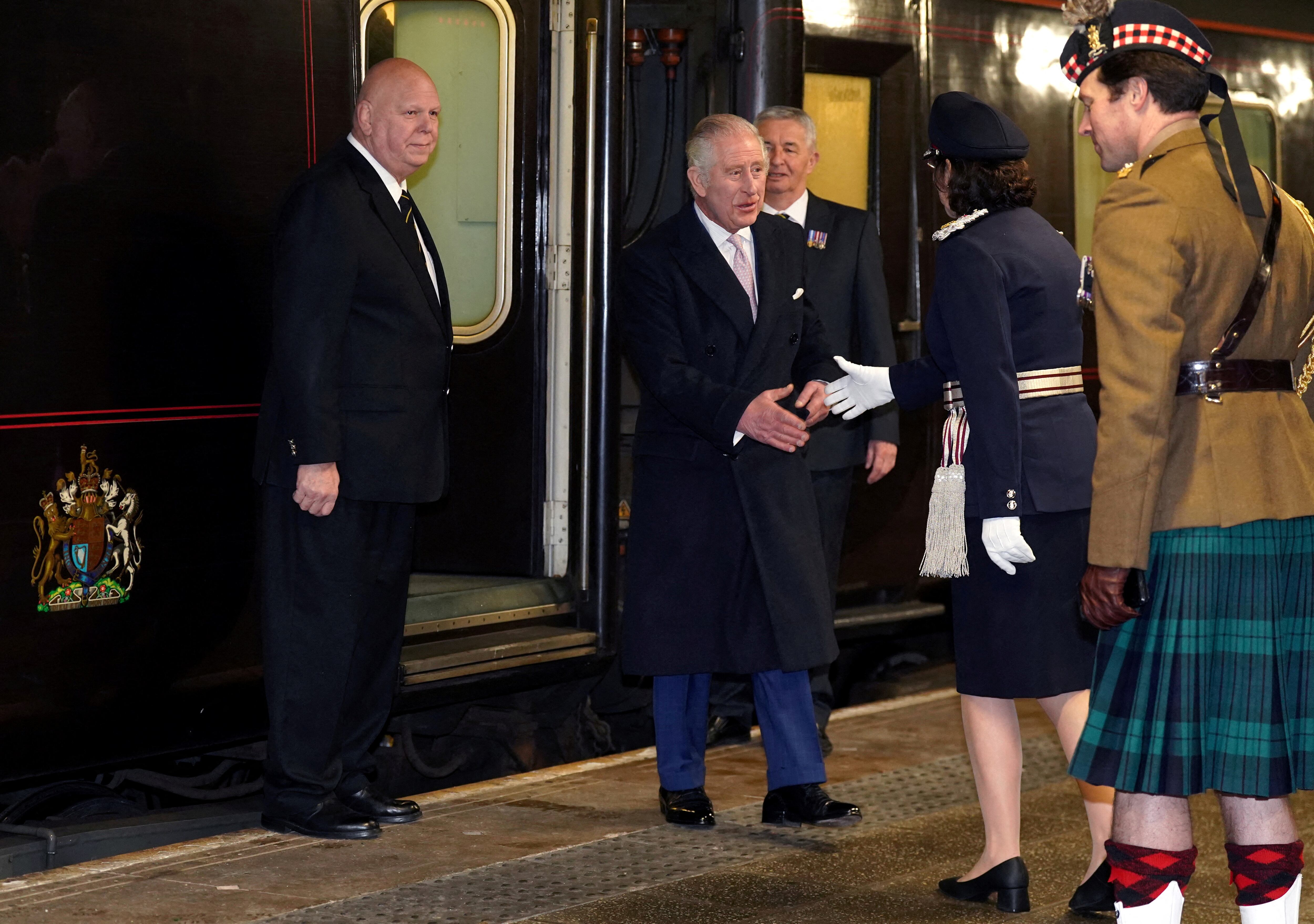 El rey Carlos III de Gran Bretaña llega en el Tren Real a la estación Victoria de Manchester, para una visita con la Reina Consorte al Gran Manchester, Gran Bretaña, el 20 de enero de 2023. (Owen Humphreys/Pool vía REUTERS/Foto de archivo).