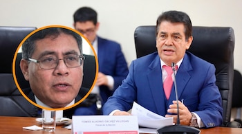 Primer plano de un hombre de traje azul y corbata roja en una mesa con micrófono y su nombre, superpuesto con el rostro circular de un hombre con gafas.