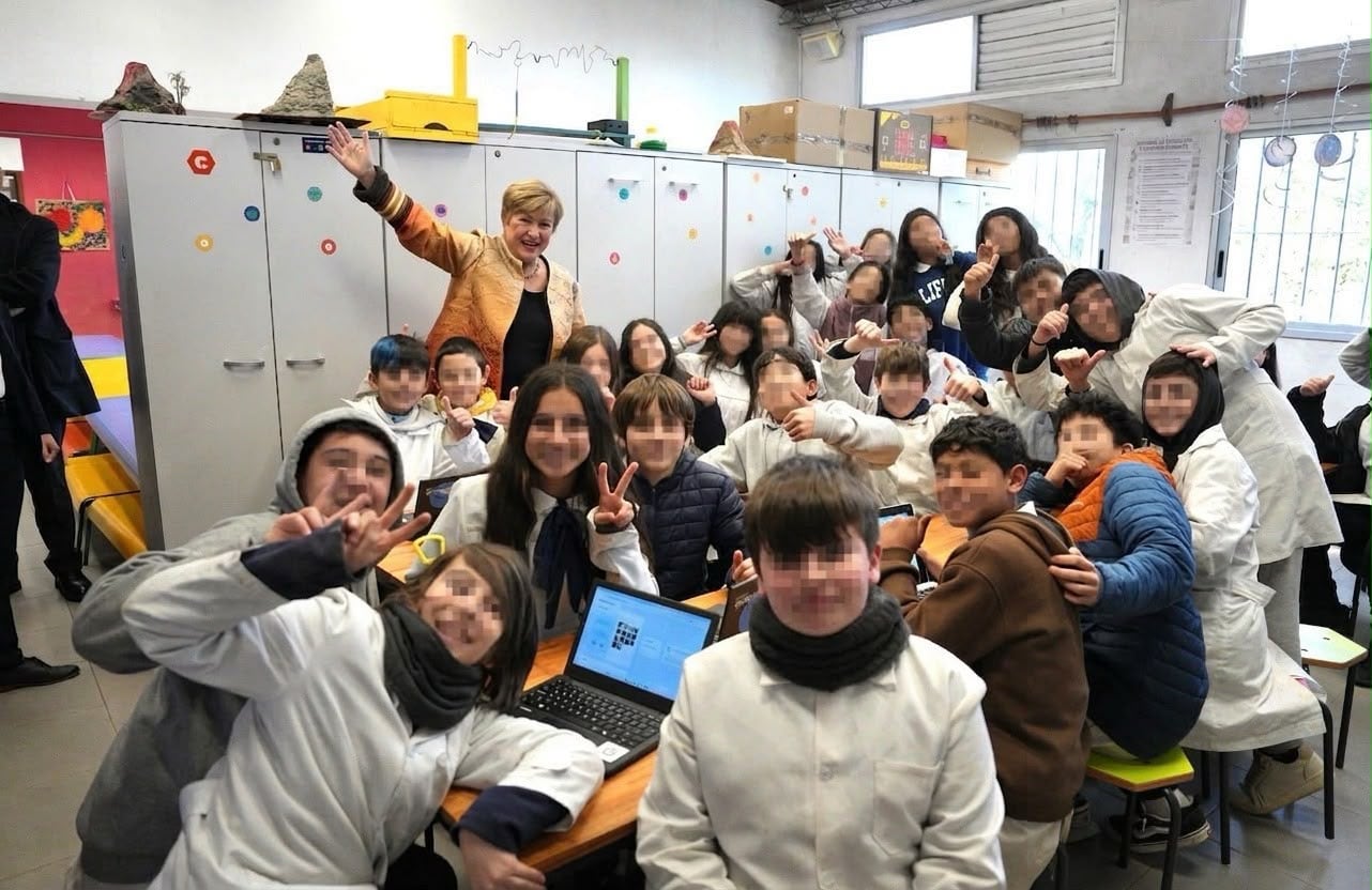 Presidenta del FMI, Kristalina Georgieva, con niños de la escuela pública en Uruguay (X Kristalina Georgieva)