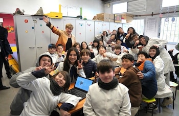 Presidenta del FMI, Kristalina Georgieva, con niños de la escuela pública en Uruguay (X Kristalina Georgieva)