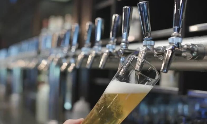 La industria cervecera argentina enfrenta una fuerte caída del consumo y un aumento sostenido de los costos operativos (AP)