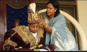 Oyo Nyimba Kabamba Iguru Rukidi IV junto con su madre el día de su coronación (@kijjanangomaed)