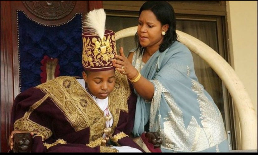Oyo Nyimba Kabamba Iguru Rukidi IV junto con su madre el día de su coronación (@kijjanangomaed)