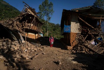 Los aldeanos de Nepal incineran a sus seres queridos que murieron en el terremoto que sacudió el noroeste y mató a 157 personas