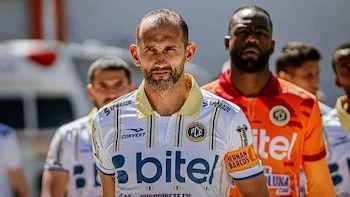El lado más profesional de Hernán Barcos: horas después de anotarle a Sporting Cristal viajó con FC Cajamarca a Bambamarca para golear en amistoso
