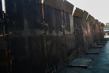 Vallas resguardan el Palacio Nacional.