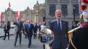 Felipe VI rompe el protocolo al caminar desde Palacio de Gobierno hasta la Cancillería y saludar a ciudadanos en las escalinatas de la Catedral