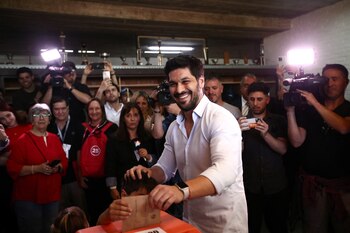 El candidato a presidente por el Partido Colorado, Andrés Ojeda, vota junto a su sobrino en Montevideo (REUTERS/Mariana Greif)