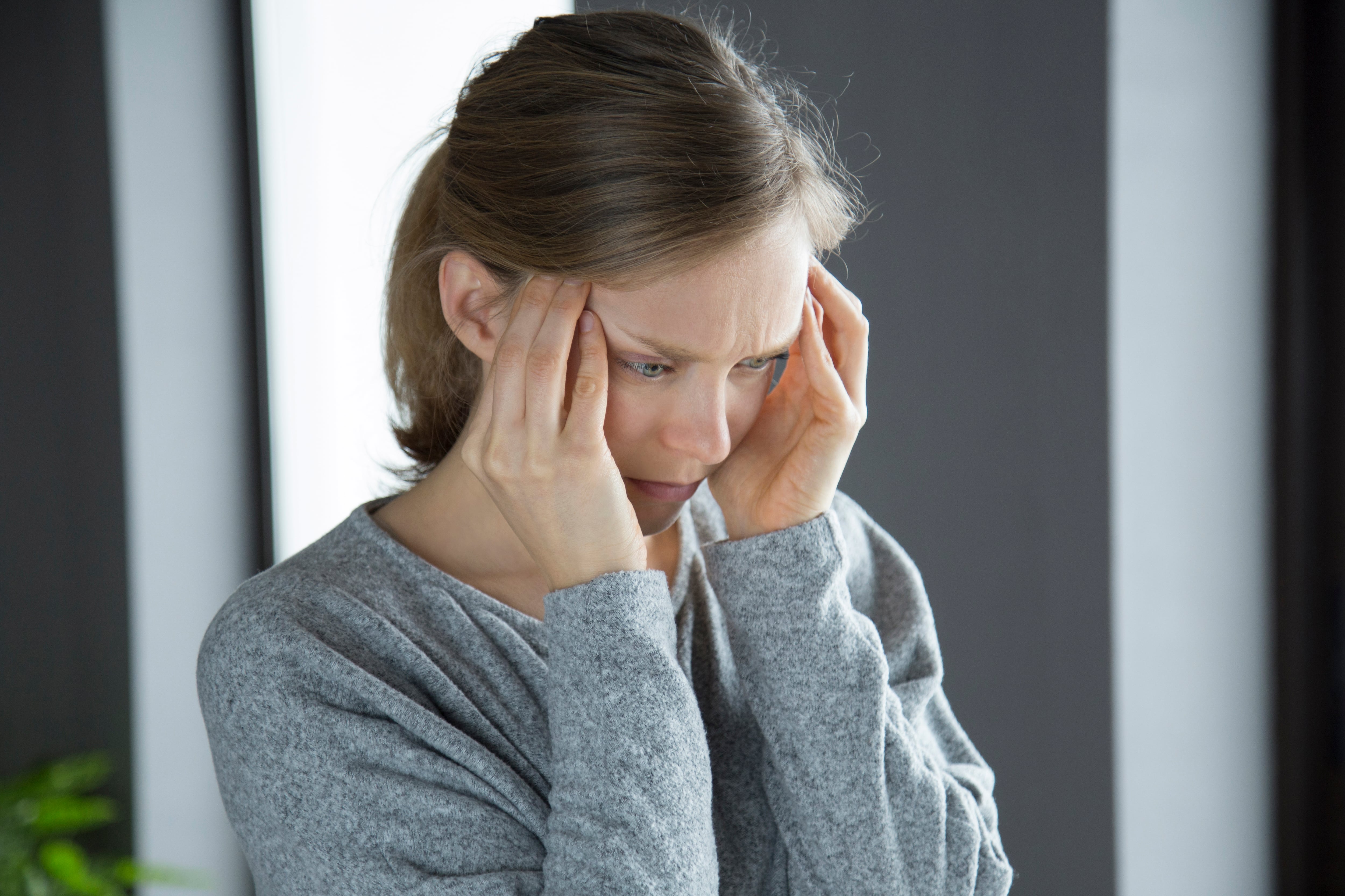 Las compresas frías alivian la migraña y las compresas calientes ayudan en la cefalea tensional, según la Cleveland Clinic.
