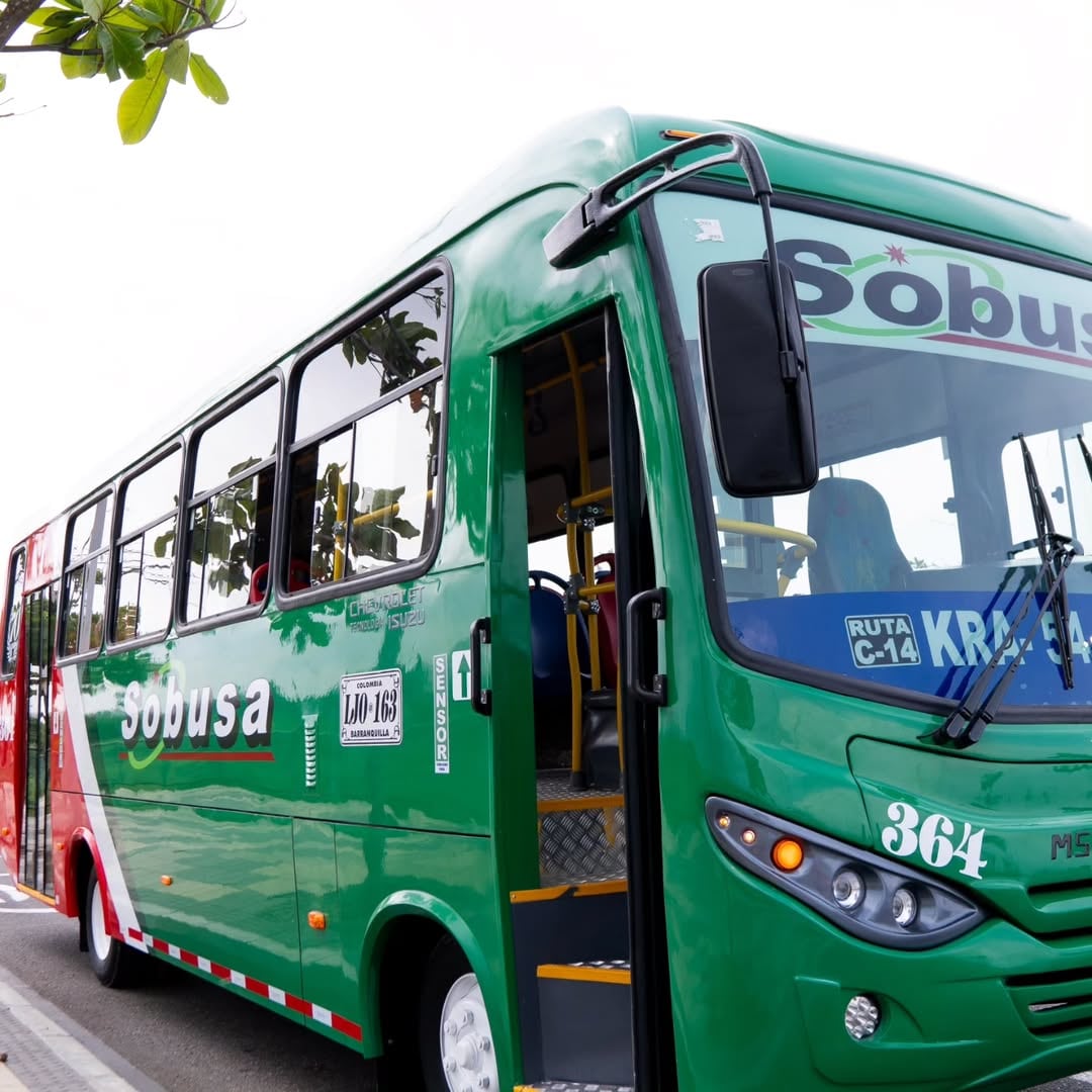 El incidente se desató cuando un motociclista perdió el control sobre piso húmedo, ocasionando un roce con un bus de Sobusa - crédito sobusa_sa/Isntagram