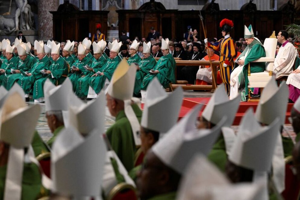 El papa Francisco preside la Misa de clausura al final del Sínodo de los Obispos en la Basílica de San Pedro en el Vaticano el 29 de octubre de 2023 (REUTERS)
