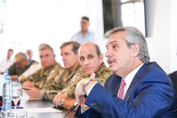 Alberto Fernández junto al general