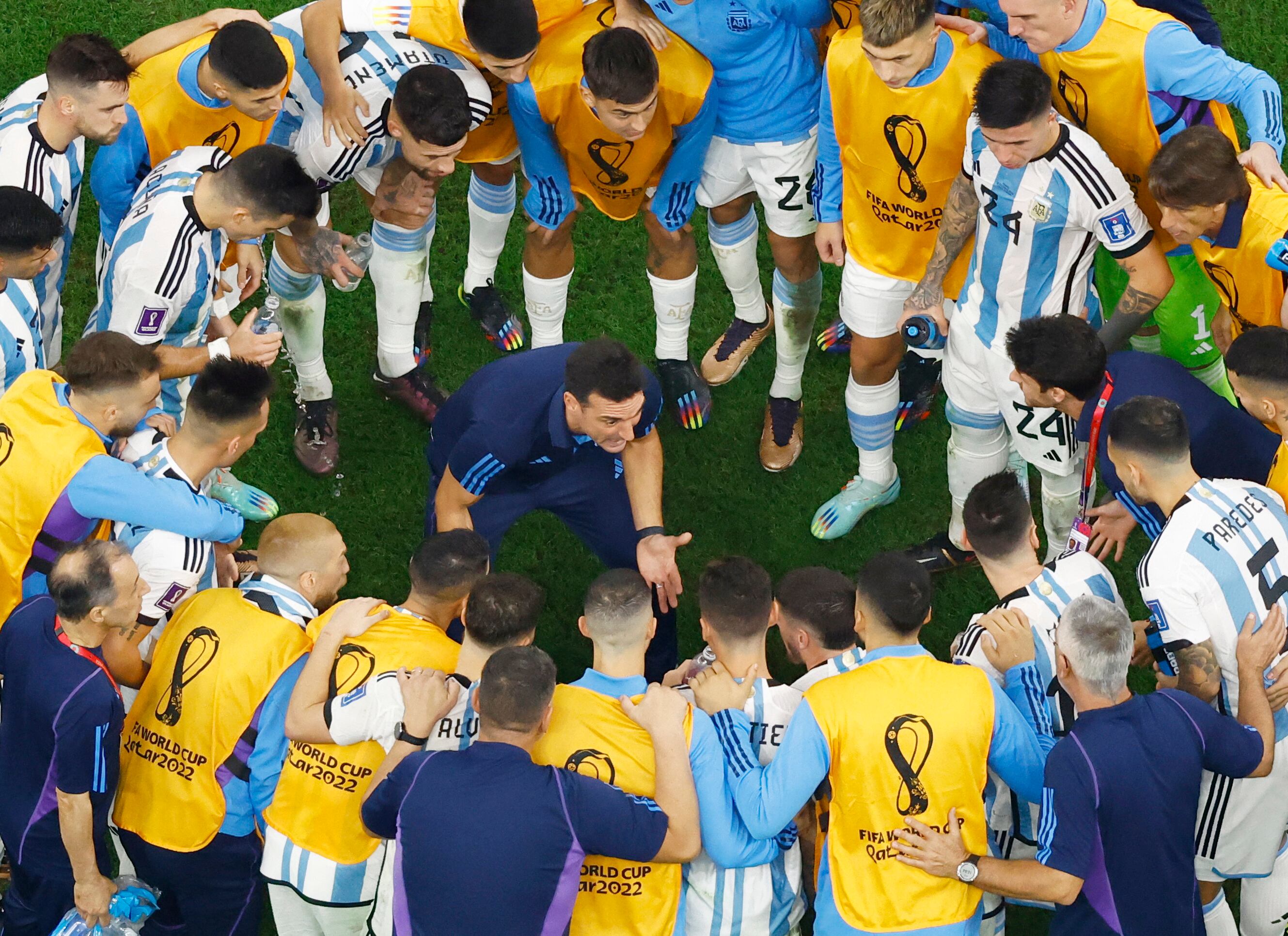 Scaloni habla en una pausa de la final del Mundial. Papu Gómez escucha al DT, con quien compartió plantel en Atalanta (REUTERS/Peter Cziborra)