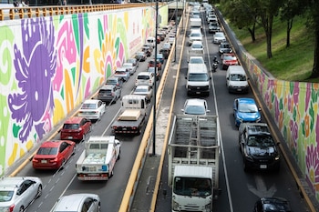 CIUDAD DE MÉXICO, 30SEPTIEMBRE2026.- Tráfico y tránsito de vehículos sobre la Calzada Chivatito, a un costado del Bosque de Chapultepec, durante la tarde.
FOTO: CAMILA AYALA BENABIB/CUARTOSCURO.COM
