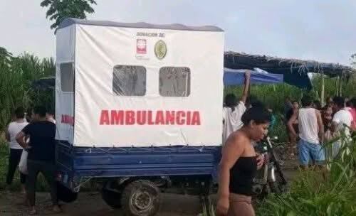 Equipos de emergencia trasladan a heridos al Centro de Salud de Iparía después del siniestro fluvial.