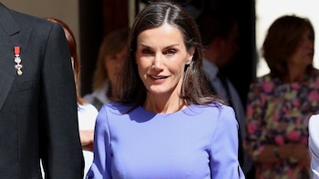 La reina Letizia no se separa de los colores pastel durante la primavera: deslumbra con un vestido cuyo color lleva a la confusión, ¿azul o violeta?