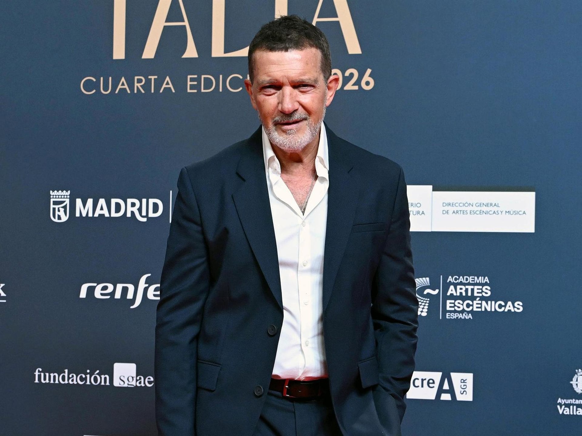 Los accesorios discretos, como relojes metálicos, refuerzan una imagen refinada (Europa Press)