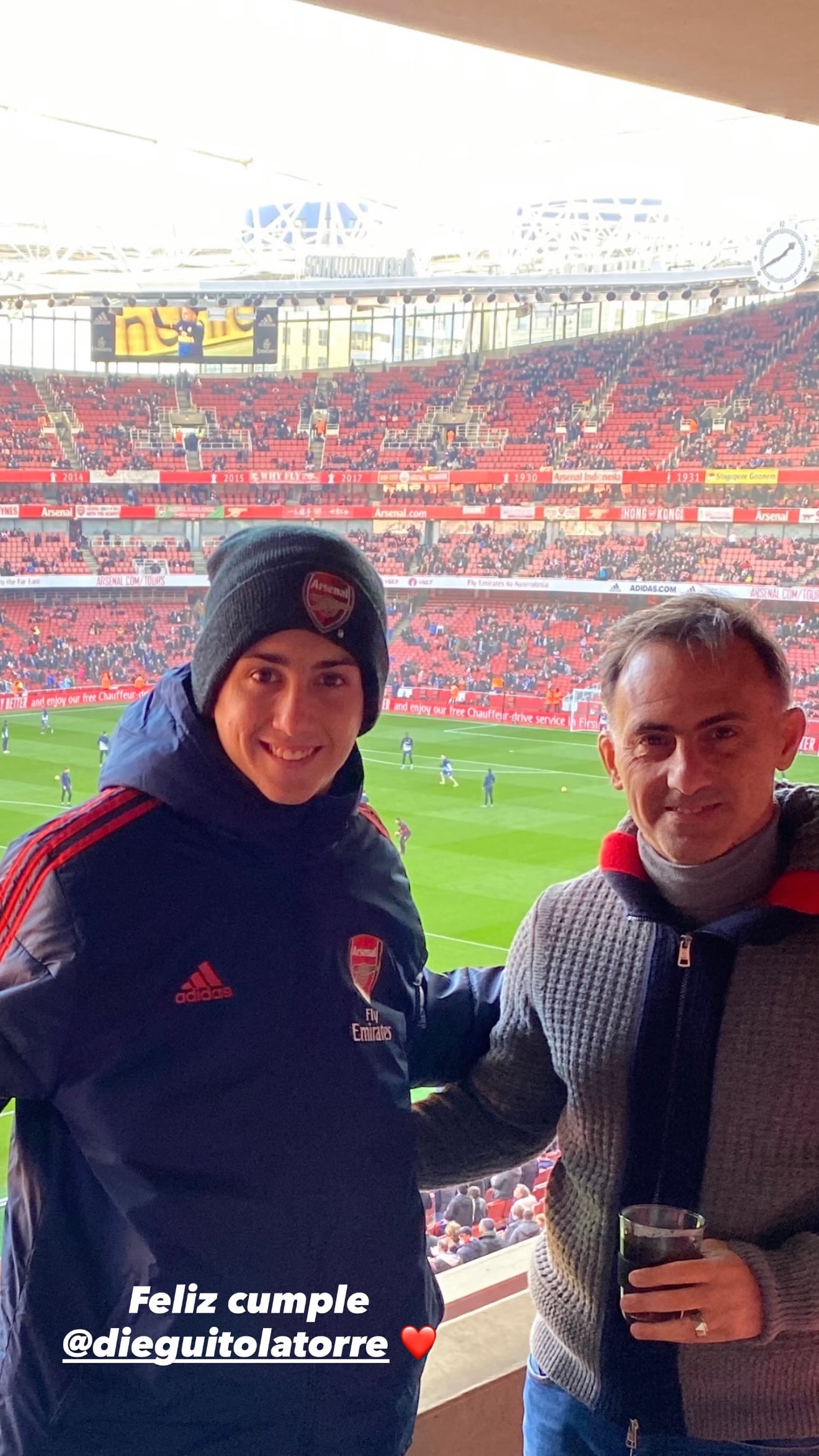 Padre e hijo en las tribunas del Arsenal. Diego Latorre rescató este recuerdo futbolero para celebrar los 23 años de Dieguito