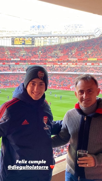 Padre e hijo en las tribunas del Arsenal. Diego Latorre rescató este recuerdo futbolero para celebrar los 23 años de Dieguito