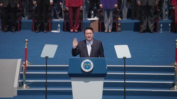 El nuevo presidente de Corea del Sur, Yoon Suk-yeol, asumió el martes sus funciones con un llamado a que Corea del Norte renuncie a su arsenal nuclear a cambio de incentivos económicos, en un momento de fuertes tensiones en la península