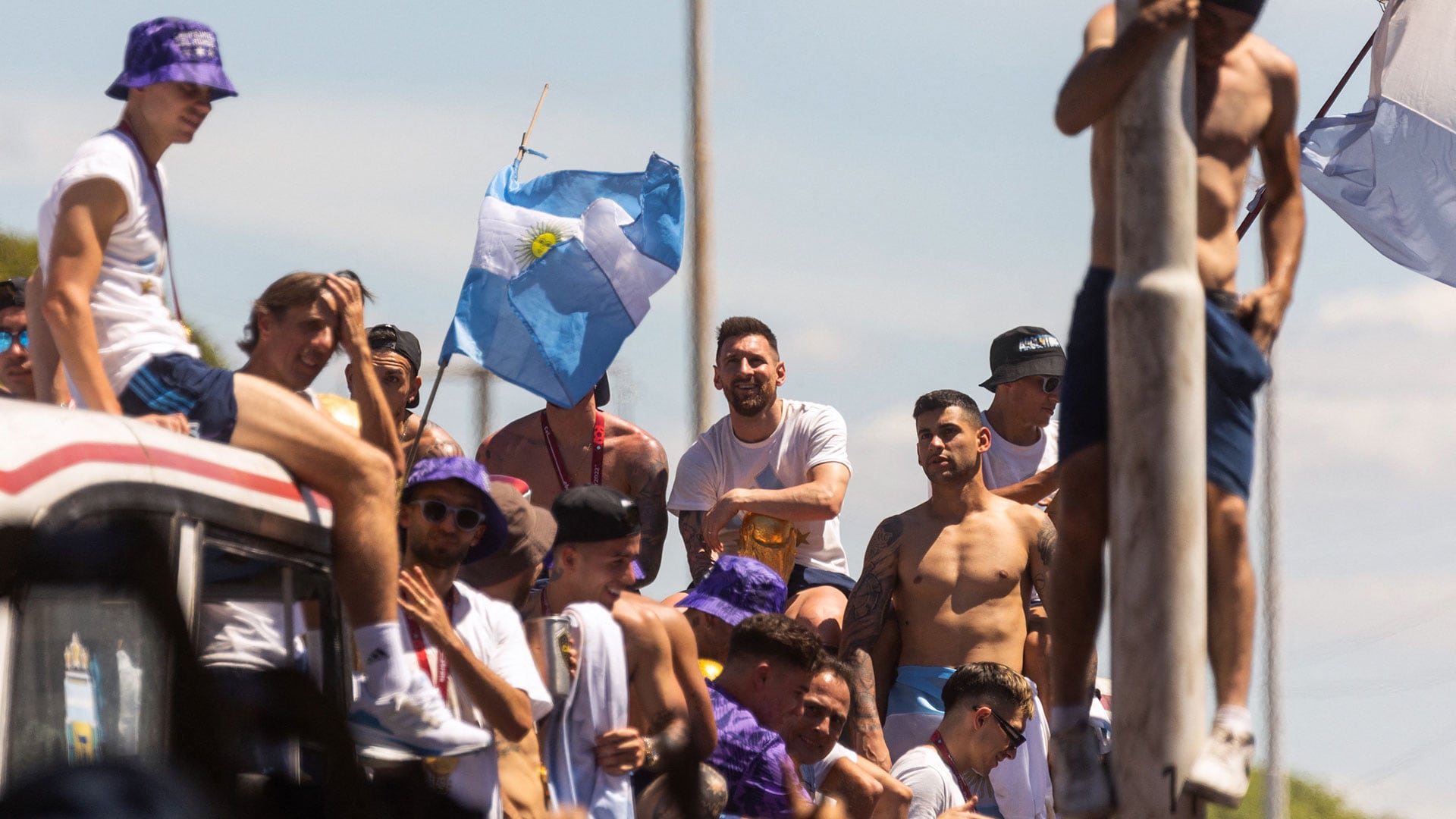 Los integrantes de la selección Argentina, con Messi a la cabeza, desfilan por las calles arriba de un micro tras ganar el Mundial de Qatar (Photo by TOMAS CUESTA / AFP)