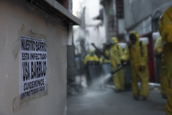 Brigada voluntaria desinfectando en los