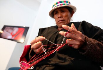 Una indígena jalq'a elabora un