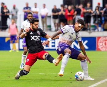 Júnior Urso (derecha), compañero de