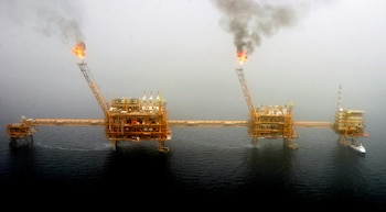 Llamaradas de gas procedentes de una plataforma de producción de petróleo en los campos petrolíferos de Soroush, en el Golfo Pérsico, al sur de la capital, Teherán (REUTERS/Raheb Homavandi/Archivo)