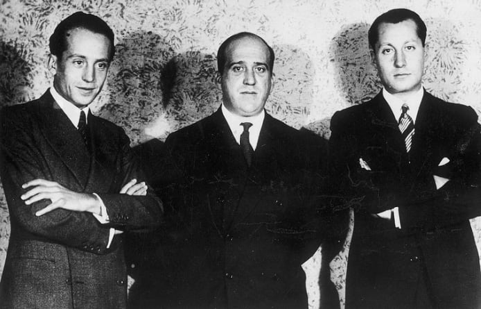José Antonio Primo de Rivera junto a Ruiz de Alda (centro) y a García Valdecasas (izquierda), en el mitin fundacional de Falange en el Teatro de la Comedia de Madrid.