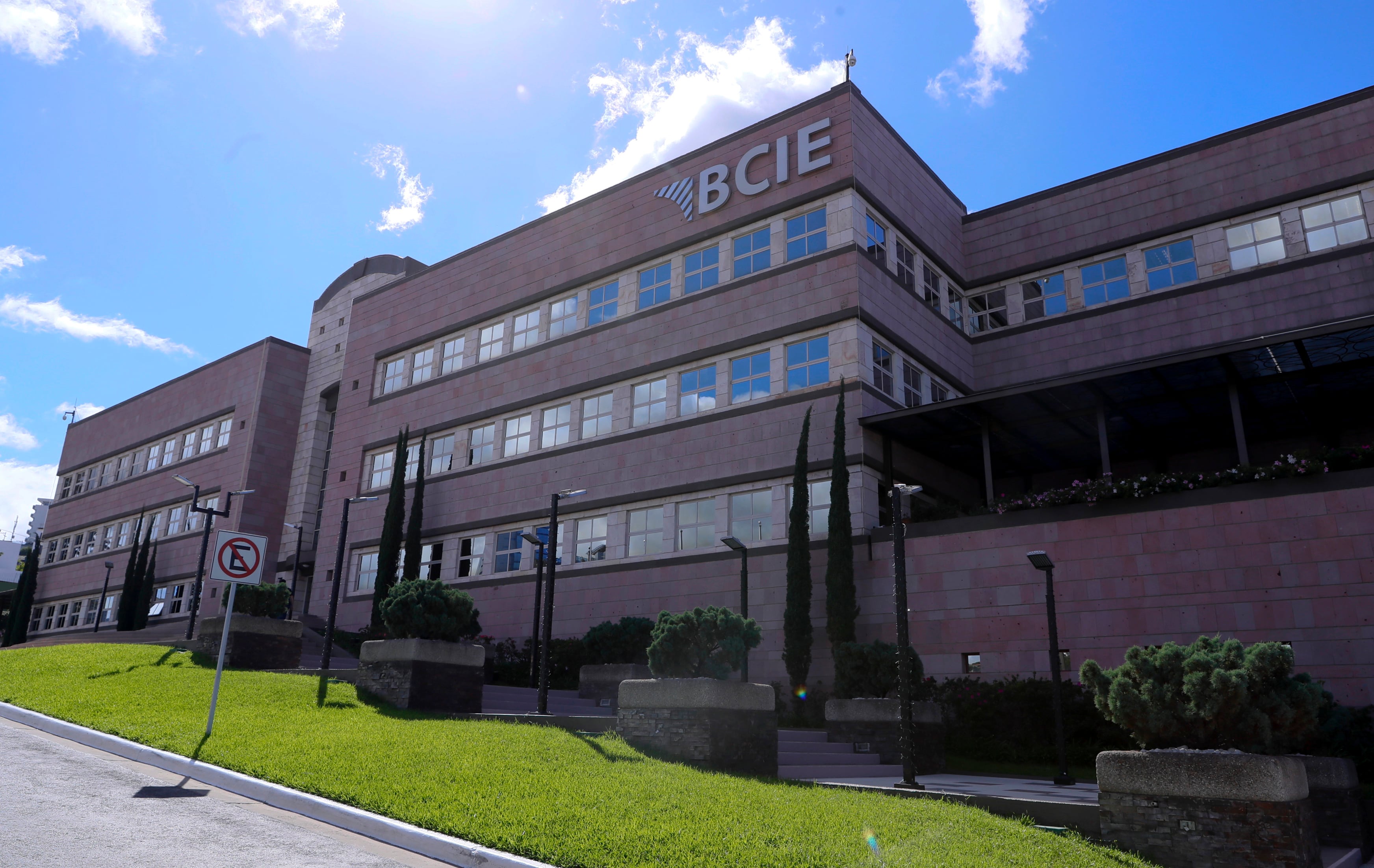 El BCIE aportará USD 1,6 millones para realizar estudios de prefactibilidad y factibilidad del corredor ferroviario. (BCIE). EFE/ Gustavo Amador