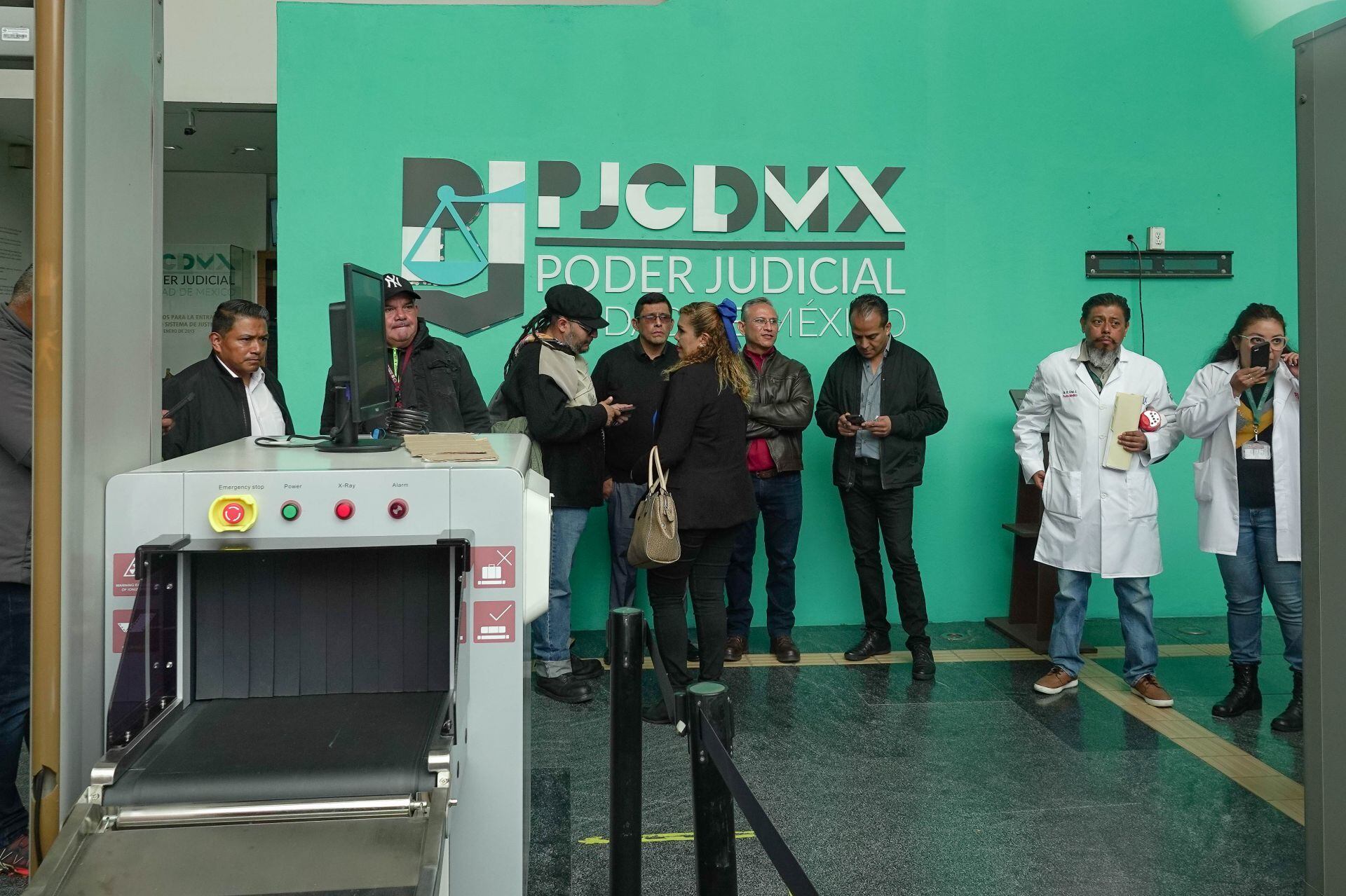 Comisión de trabajadores del Poder Judicial de la Ciudad de México durante su entrada a una mesa de diálogo con autoridades, el viernes pasado. (Cuartoscuro)