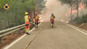 Un incendio en Tuéjar (Valencia) moviliza a la UME: evacúan diversas granjas y una zona de acampada tras subir la alerta al nivel 2
