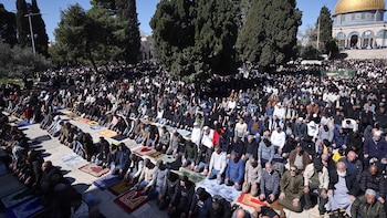 Unos 80.000 palestinos rezan en