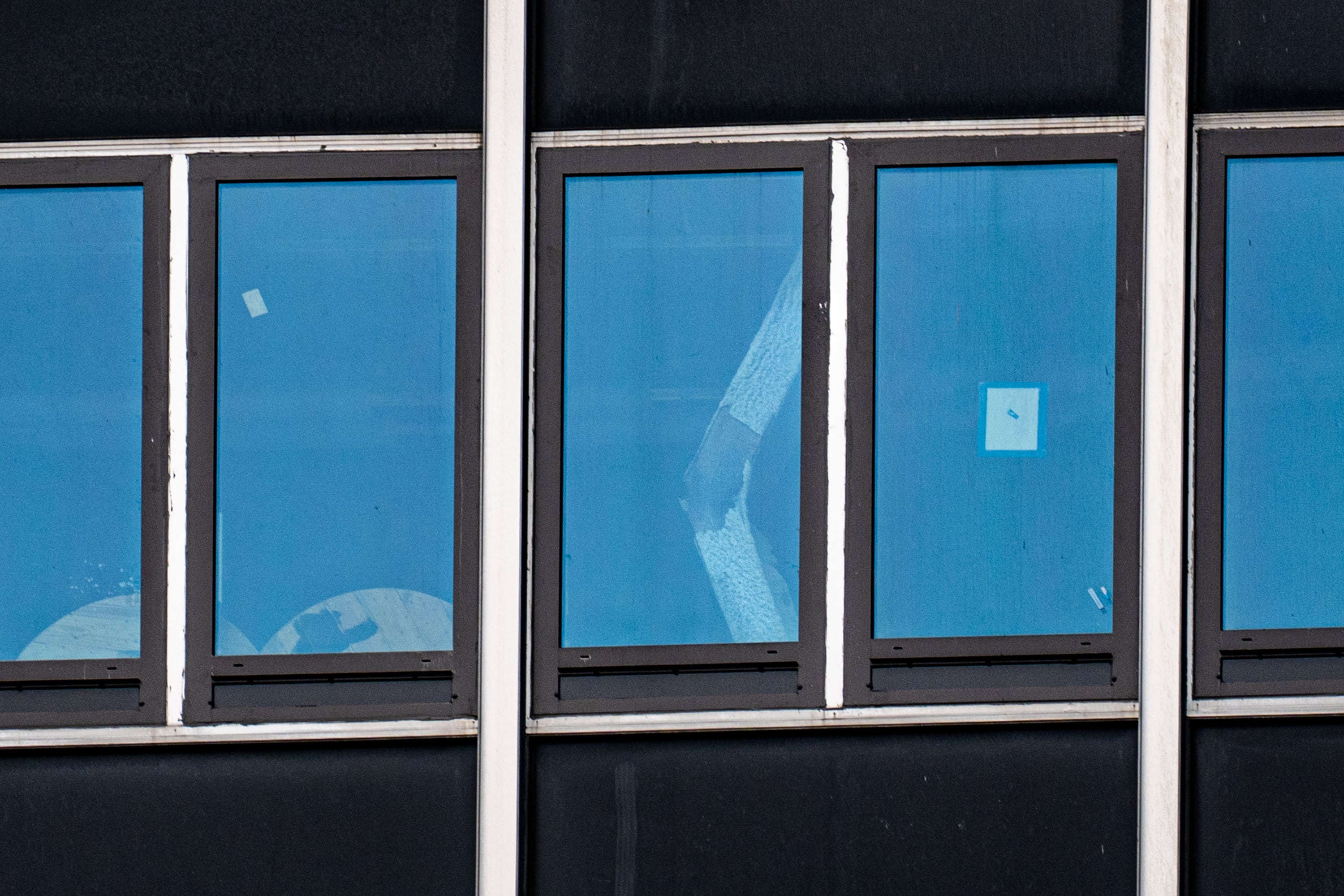 Una viga de soporte doblada se observa en el interior del edificio en Midtown Manhattan (AP Photo/Angelina Katsanis).