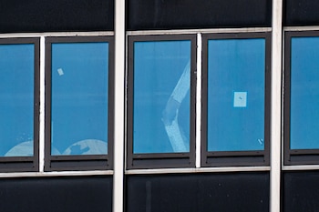 El edificio ubicado en el número 235 de la calle 42 Este, visto el martes 7 de julio de 2026 en Nueva York (Foto AP/Angelina Katsanis)