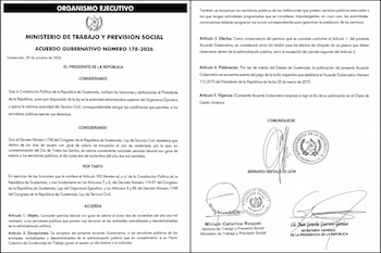Dos páginas de un acuerdo gubernativo de Guatemala con textos, sellos y firmas oficiales de autoridades del Organismo Ejecutivo.