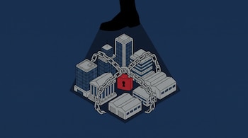 Edificios y naves industriales en perspectiva isométrica rodeados por una cadena con candado rojo, bajo la sombra de una bota.