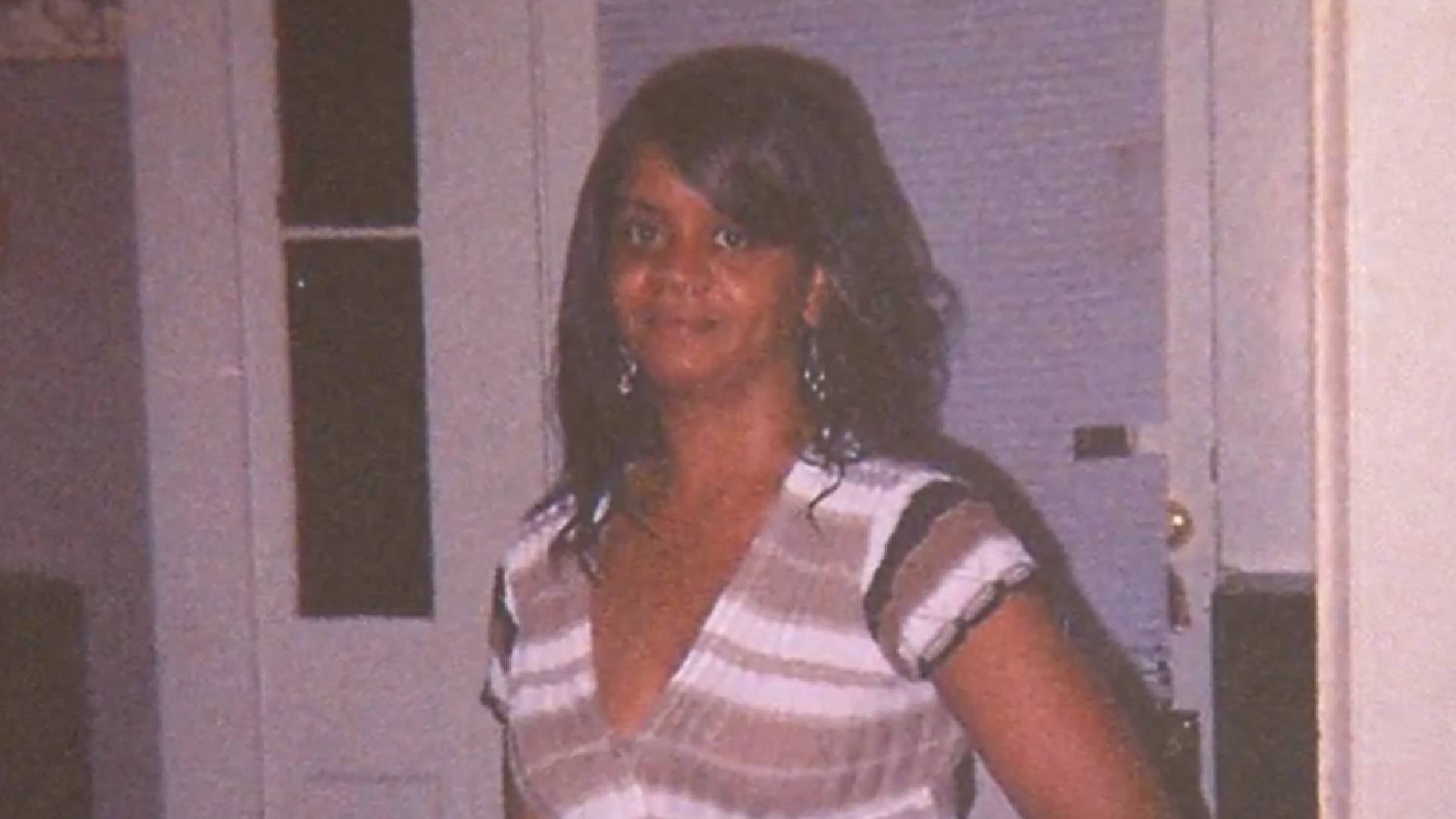 Annette Smith, hermana de Patricia Sheppard, dijo que la víctima volvía del trabajo y pidió que la familia reciba información directa de las autoridades (FOX 8)